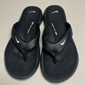 Women’s NIKE Flip Flops Size 7